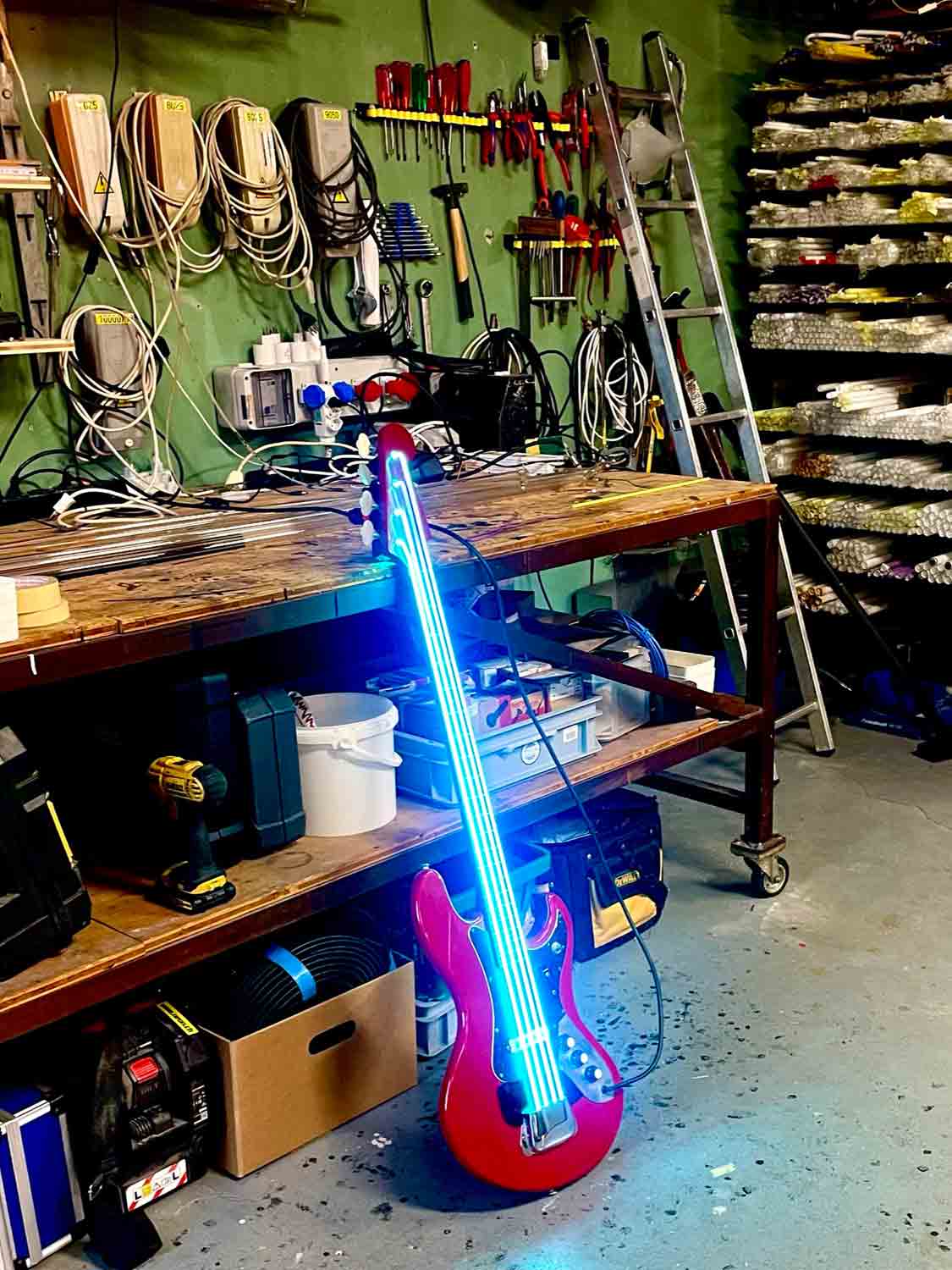 Gitarre mit Neonsaiten by Didu Bärtschi Neonglasbläserei