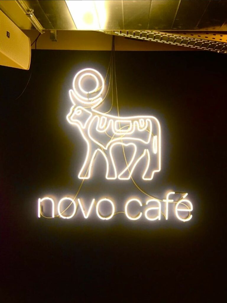 Neonwerbung Novo Cafe by Bärtschi Neonglasbläserei