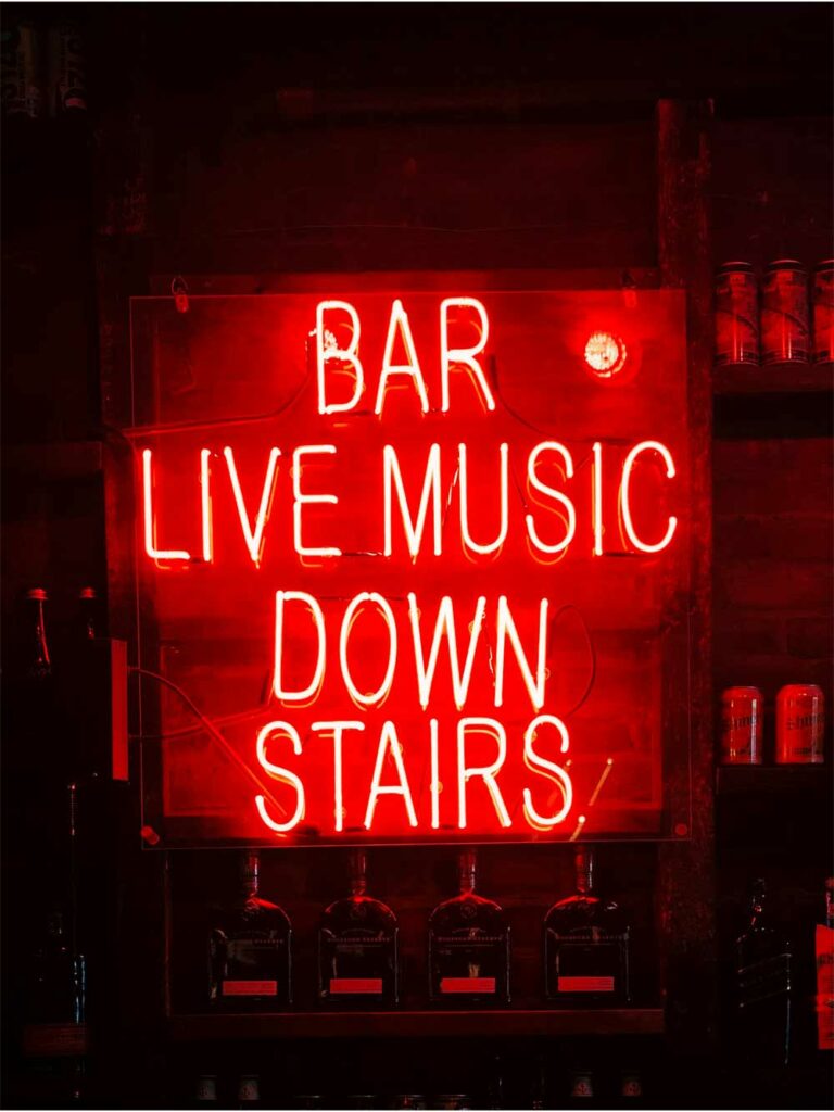 Rote Neonschrift "Bar, Live Music, Downstairs"