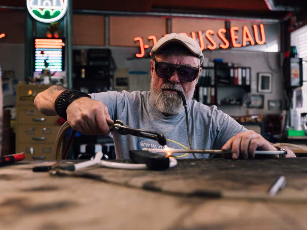 Didu Bärtschi at work - Inhaber Neonglasbläserei Bärtschi